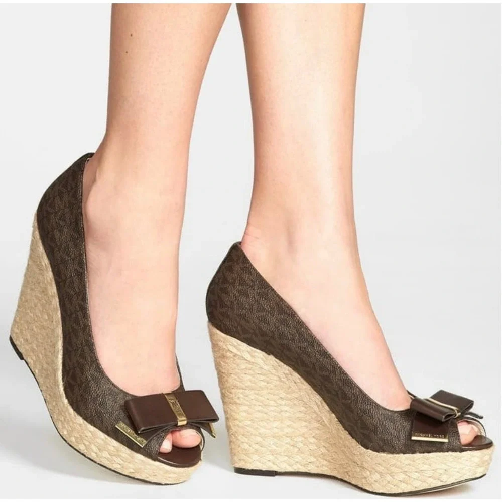 Michael Kors Brown Monogram Peep Toe Wedge Espadrille Sandals Bow 8M NEW